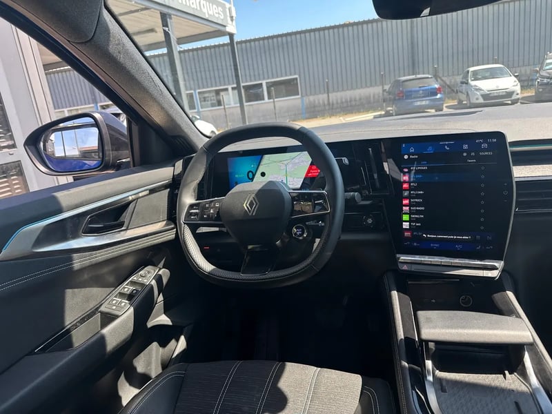 Photo de la voiture RENAULT AUSTRAL E-Tech full hybrid 200 GSR2 Techno
