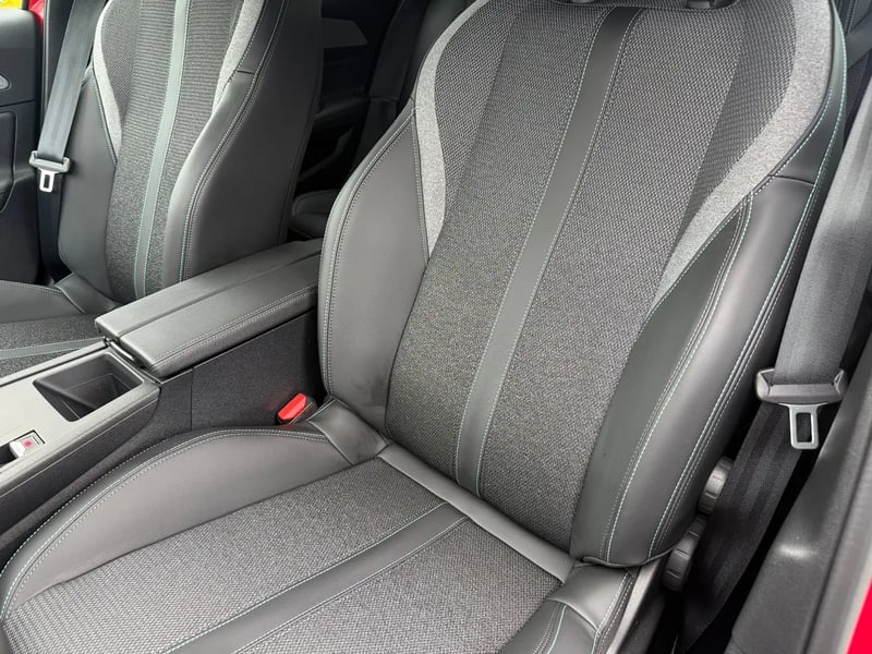 Photo de la voiture PEUGEOT 308 SW Hybrid 145 e-DCS6 Allure