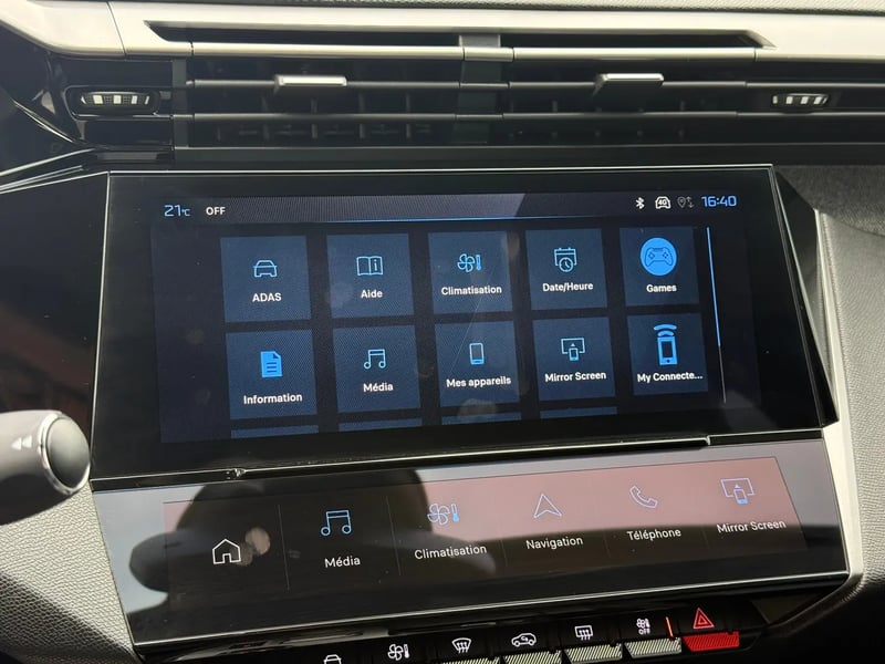 Photo de la voiture PEUGEOT 308 SW Hybrid 145 e-DCS6 Allure