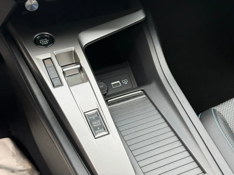Photo de la voiture PEUGEOT 308 SW Hybrid 145 e-DCS6 Allure