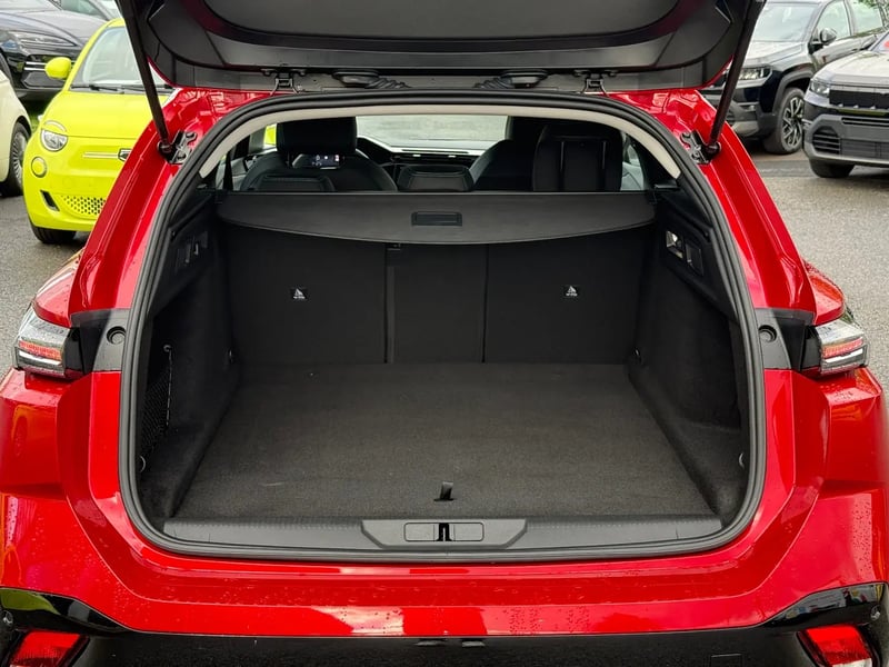 Photo de la voiture PEUGEOT 308 SW Hybrid 145 e-DCS6 Allure