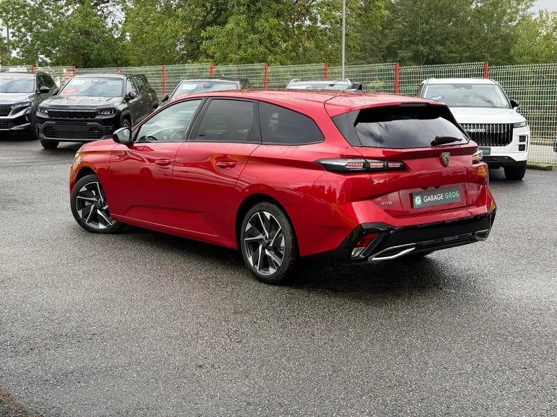 Photo de la voiture PEUGEOT 308 SW Hybrid 145 e-DCS6 Allure