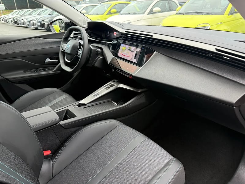 Photo de la voiture PEUGEOT 308 SW Hybrid 145 e-DCS6 Allure