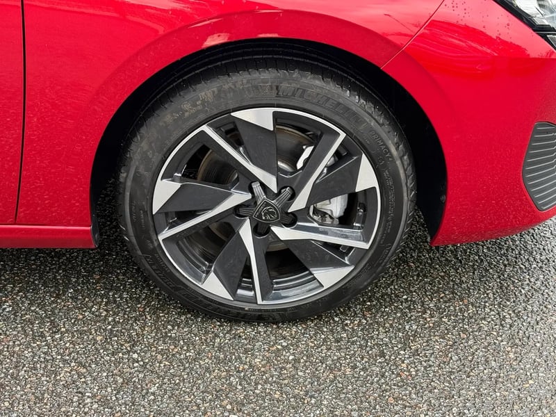 Photo de la voiture PEUGEOT 308 SW Hybrid 145 e-DCS6 Allure
