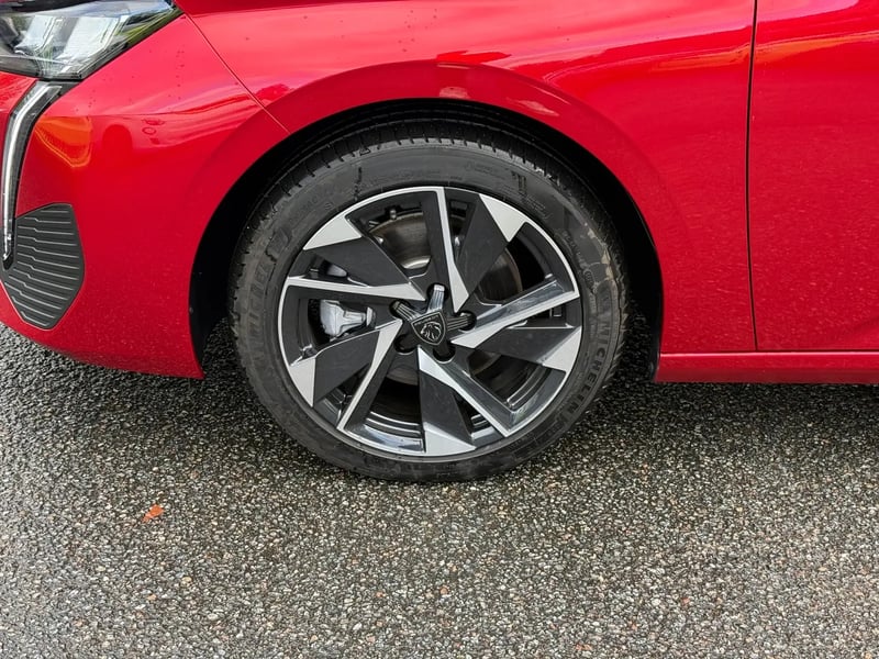 Photo de la voiture PEUGEOT 308 SW Hybrid 145 e-DCS6 Allure