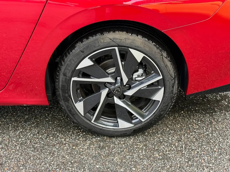 Photo de la voiture PEUGEOT 308 SW Hybrid 145 e-DCS6 Allure