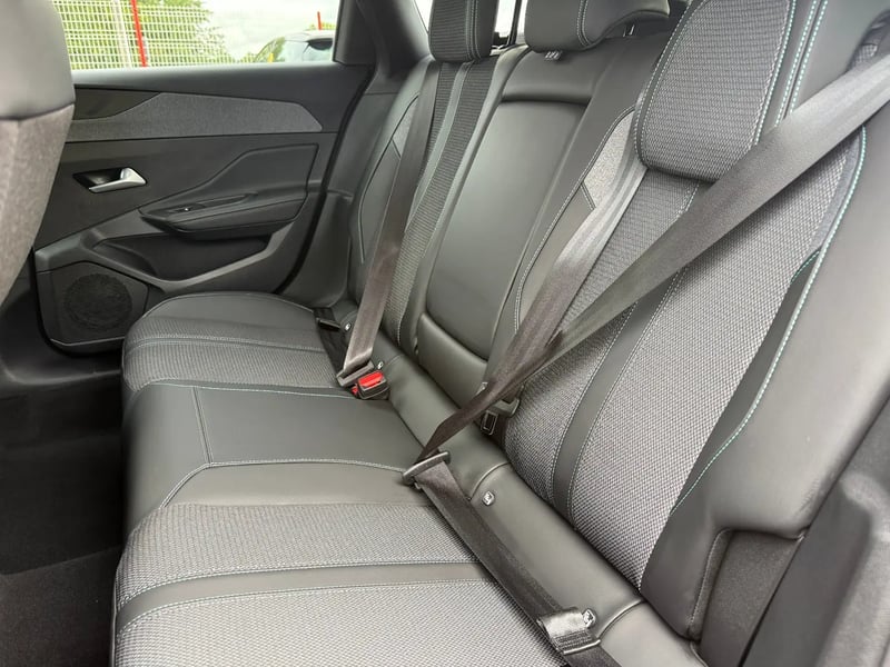 Photo de la voiture PEUGEOT 308 SW Hybrid 145 e-DCS6 Allure