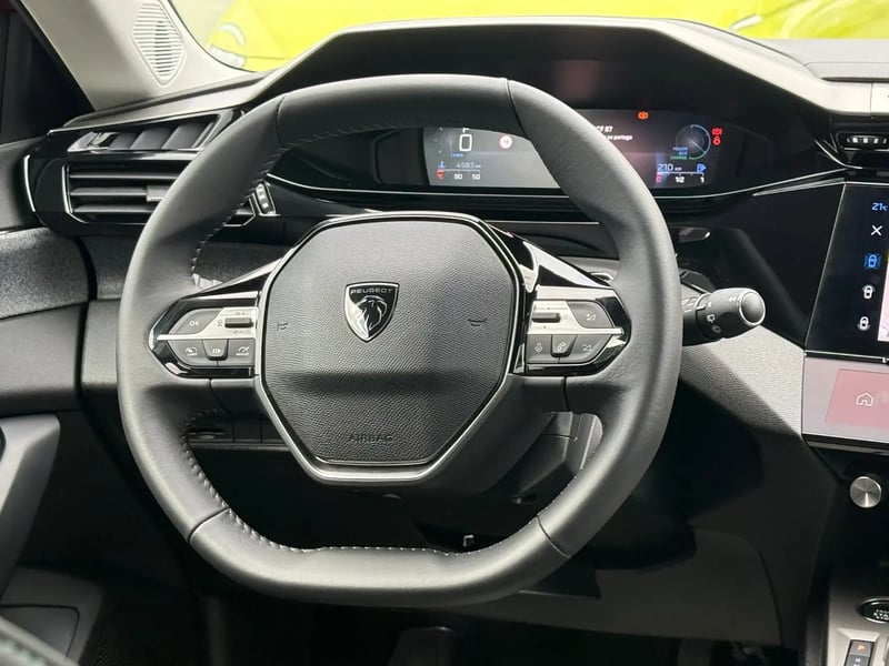 Photo de la voiture PEUGEOT 308 SW Hybrid 145 e-DCS6 Allure