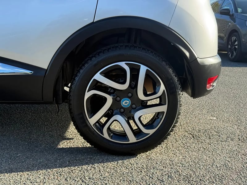 Photo de la voiture RENAULT CAPTUR TCe 120 Energy SL Wave EDC