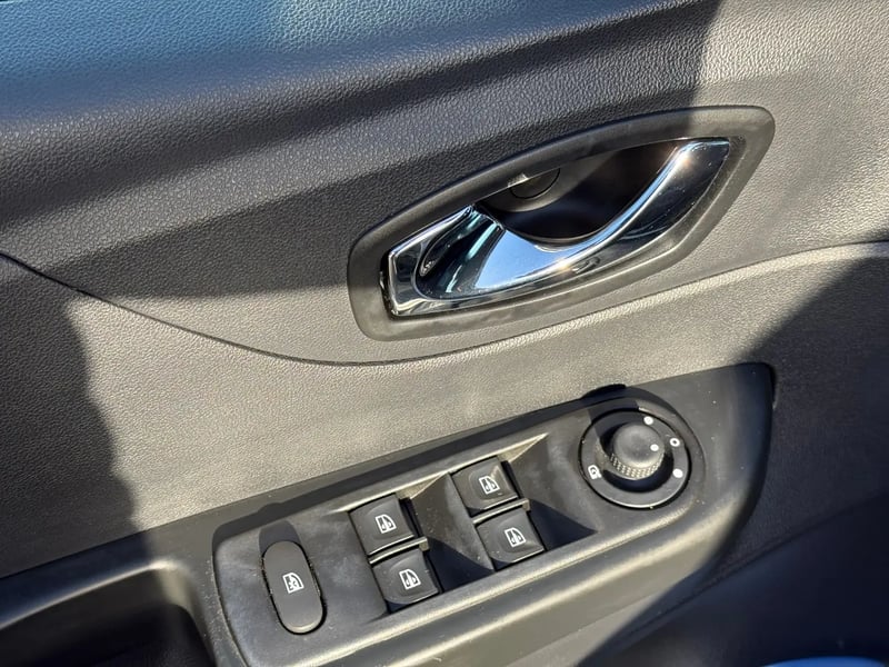 Photo de la voiture RENAULT CAPTUR TCe 120 Energy SL Wave EDC