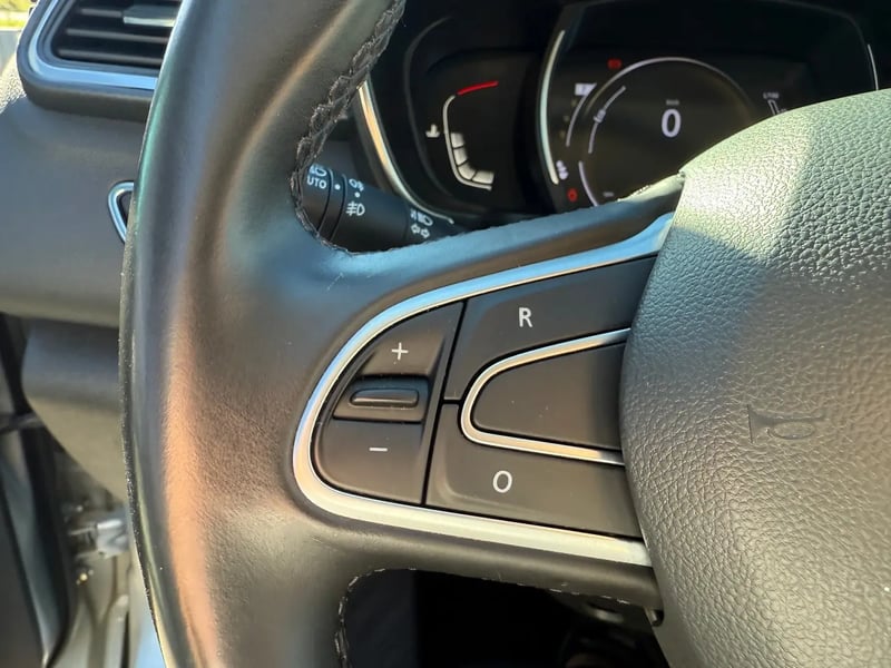 Photo de la voiture RENAULT KADJAR TCe 140 FAP EDC Intens