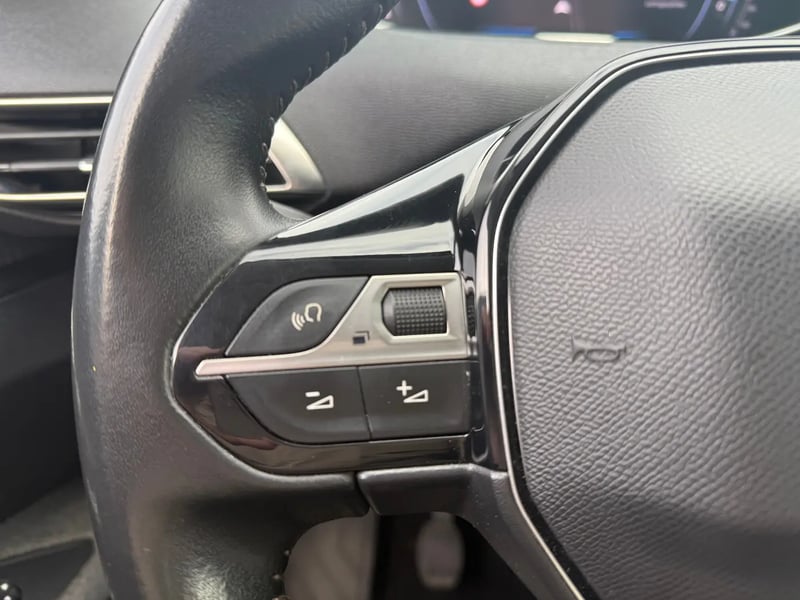 Photo de la voiture PEUGEOT 3008 BlueHDi 130ch S&S BVM6 Active Pack