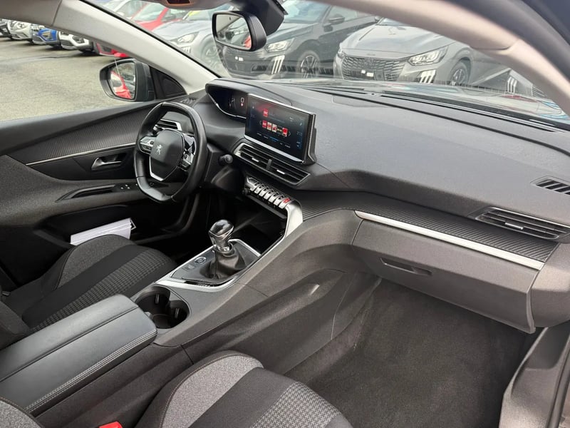 Photo de la voiture PEUGEOT 3008 BlueHDi 130ch S&S BVM6 Active Pack