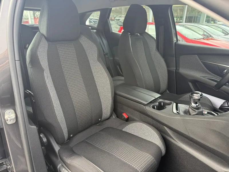 Photo de la voiture PEUGEOT 3008 BlueHDi 130ch S&S BVM6 Active Pack