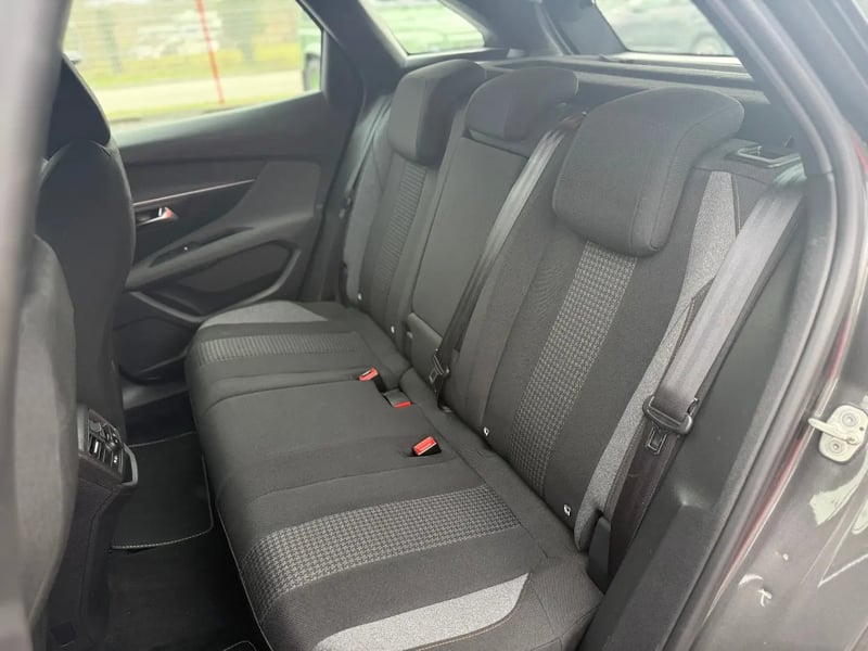 Photo de la voiture PEUGEOT 3008 BlueHDi 130ch S&S BVM6 Active Pack
