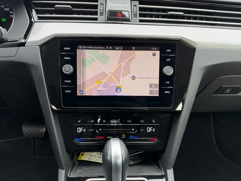 Photo de la voiture VOLKSWAGEN PASSAT SW 2.0 TDI EVO SCR 150 DSG7 Life Plus