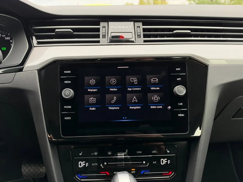 Photo de la voiture VOLKSWAGEN PASSAT SW 2.0 TDI EVO SCR 150 DSG7 Life Plus