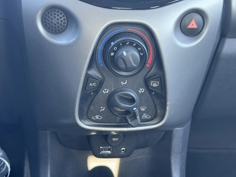 Photo de la voiture TOYOTA AYGO 1.0 VVT-i x-play