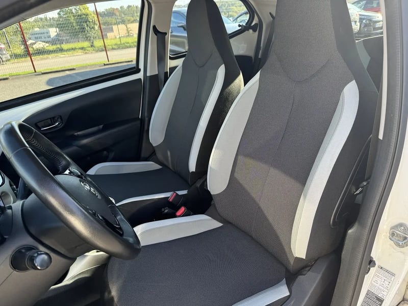 Photo de la voiture TOYOTA AYGO 1.0 VVT-i x-play
