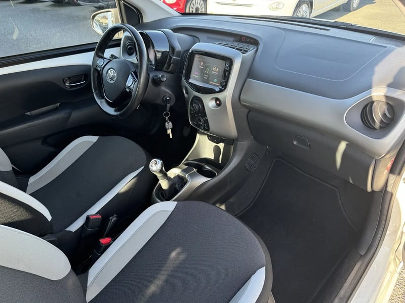 Photo de la voiture TOYOTA AYGO 1.0 VVT-i x-play