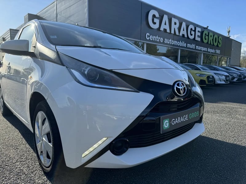 Photo de la voiture TOYOTA AYGO 1.0 VVT-i x-play