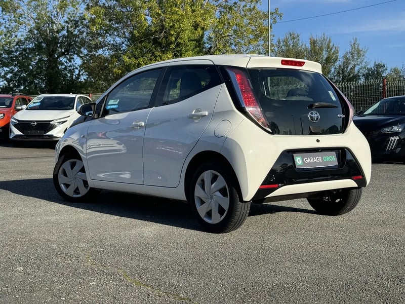 Photo de la voiture TOYOTA AYGO 1.0 VVT-i x-play