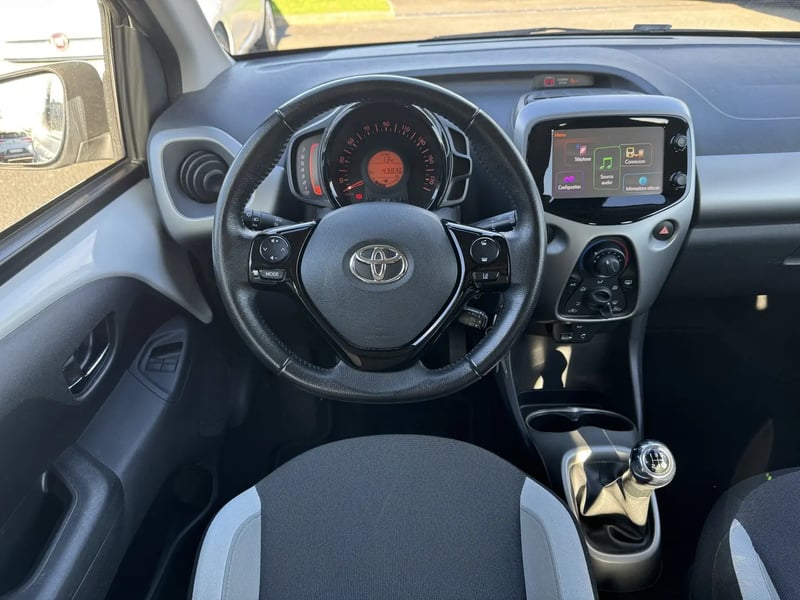 Photo de la voiture TOYOTA AYGO 1.0 VVT-i x-play