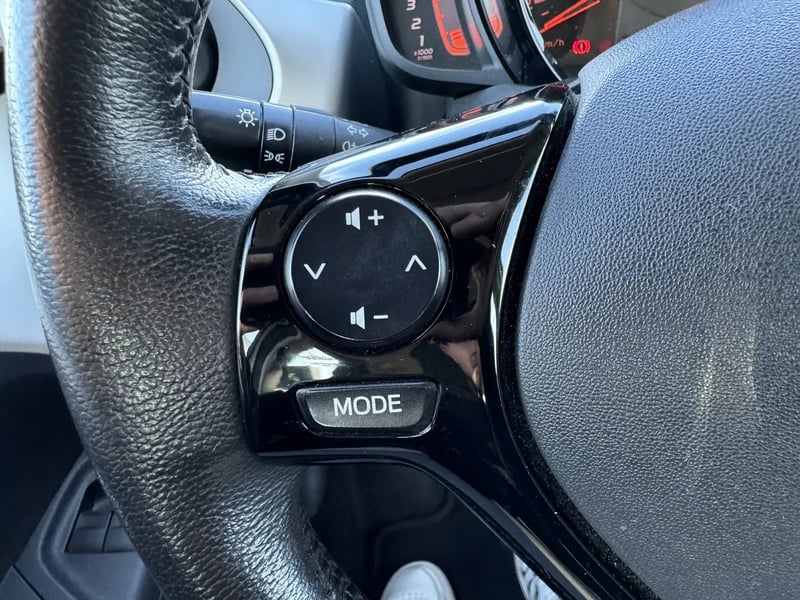 Photo de la voiture TOYOTA AYGO 1.0 VVT-i x-play