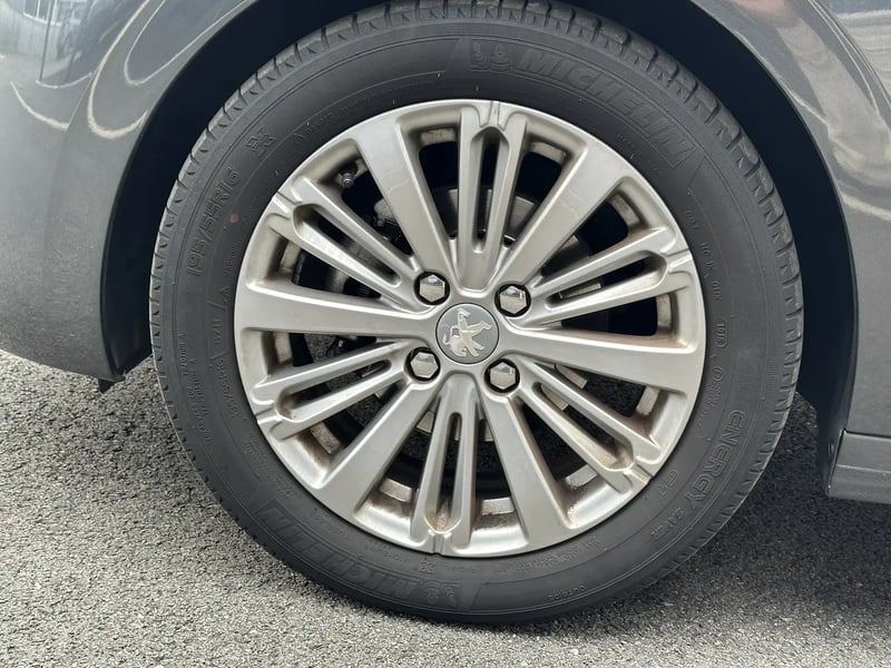 Photo de la voiture PEUGEOT 208 1.2 PureTech 110ch S&S BVM5 Allure