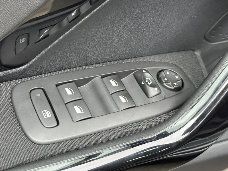 Photo de la voiture PEUGEOT 208 1.2 PureTech 110ch S&S BVM5 Allure