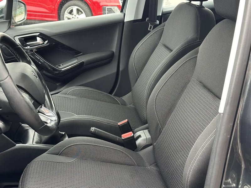 Photo de la voiture PEUGEOT 208 1.2 PureTech 110ch S&S BVM5 Allure