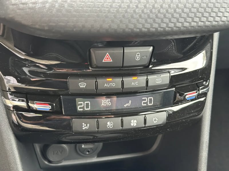 Photo de la voiture PEUGEOT 208 1.2 PureTech 110ch S&S BVM5 Allure