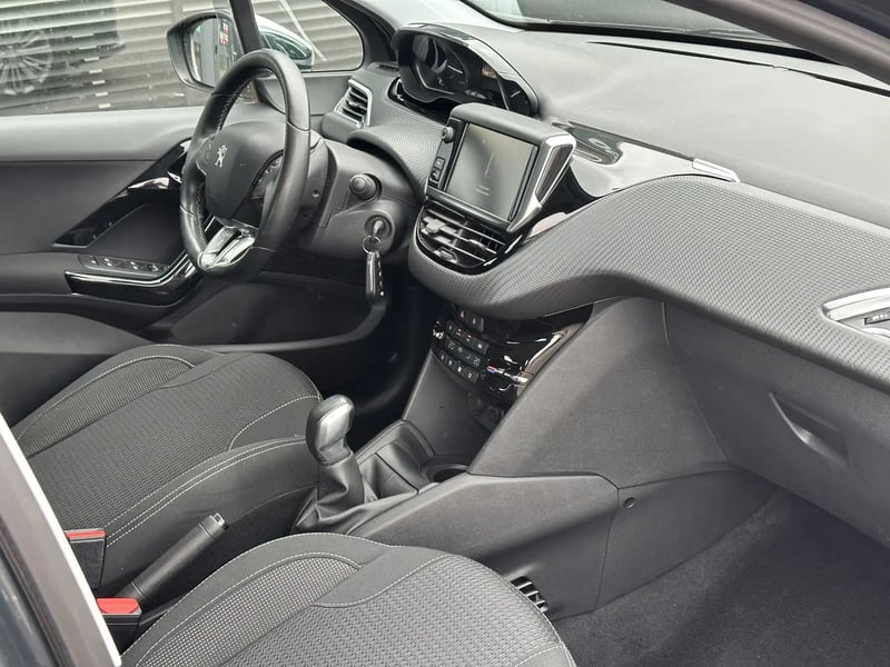 Photo de la voiture PEUGEOT 208 1.2 PureTech 110ch S&S BVM5 Allure