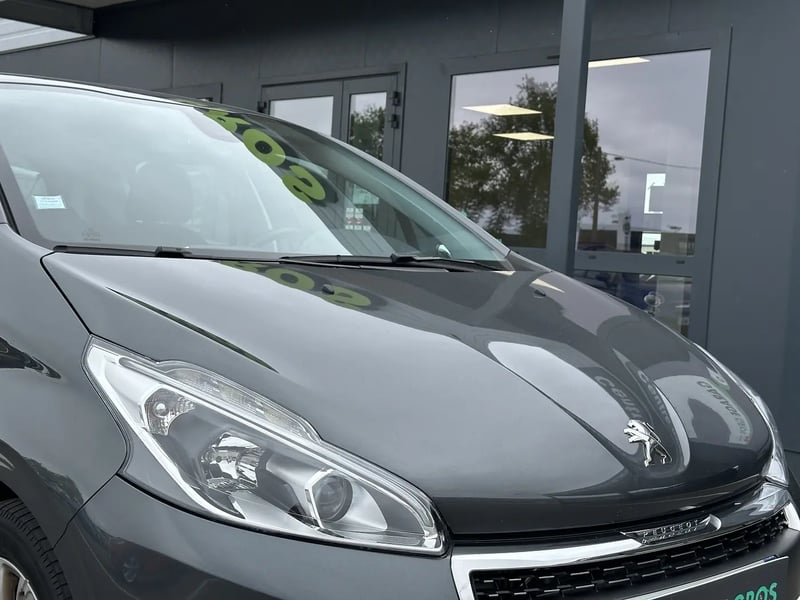 Photo de la voiture PEUGEOT 208 1.2 PureTech 110ch S&S BVM5 Allure