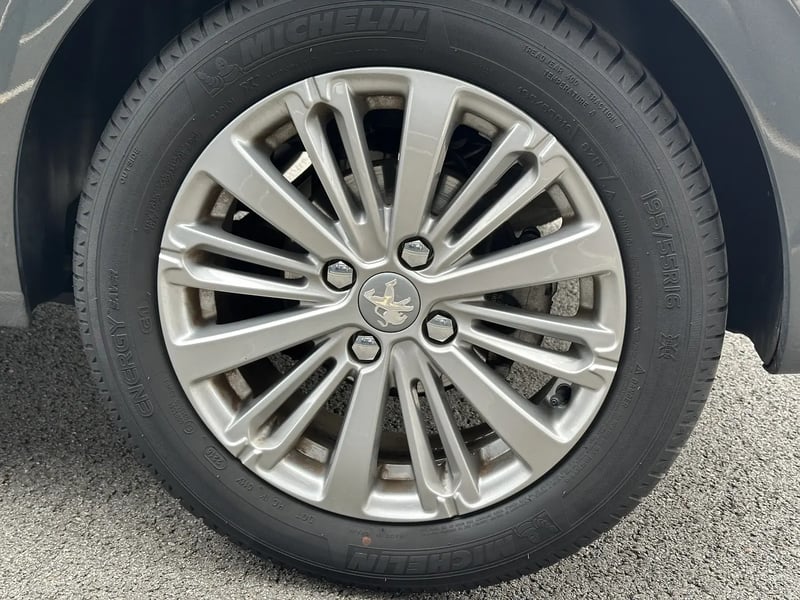Photo de la voiture PEUGEOT 208 1.2 PureTech 110ch S&S BVM5 Allure