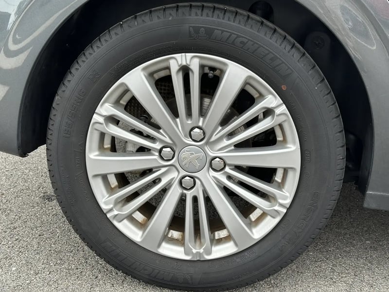 Photo de la voiture PEUGEOT 208 1.2 PureTech 110ch S&S BVM5 Allure