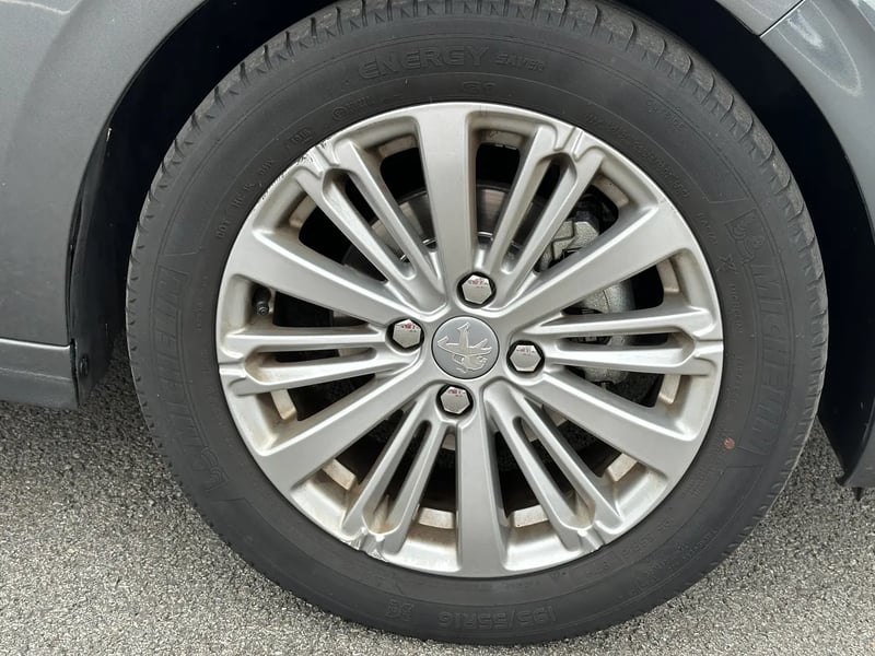 Photo de la voiture PEUGEOT 208 1.2 PureTech 110ch S&S BVM5 Allure