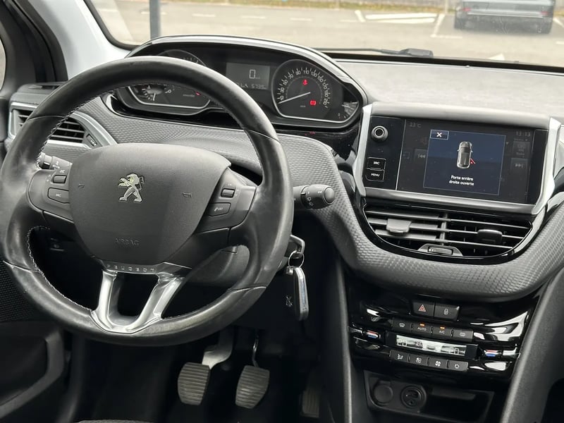 Photo de la voiture PEUGEOT 208 1.2 PureTech 110ch S&S BVM5 Allure