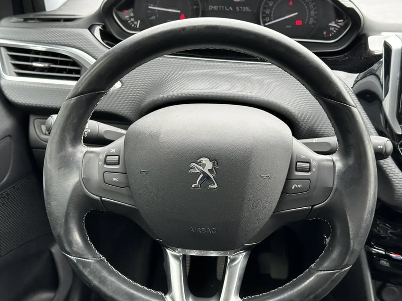 Photo de la voiture PEUGEOT 208 1.2 PureTech 110ch S&S BVM5 Allure