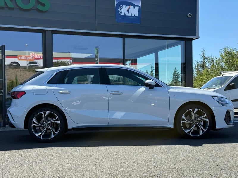 Photo de la voiture AUDI A3 SPORTBACK TFSI e Hybride rechargeable 204 S tronic 6 S line