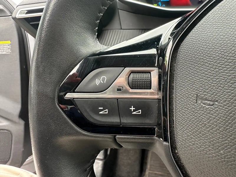 Photo de la voiture PEUGEOT 2008 BlueHDi 110 S&S BVM6 Roadtrip