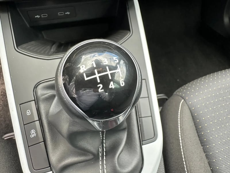Photo de la voiture SEAT ARONA 1.0 TSI 110 ch Start/Stop BVM6 Style Business