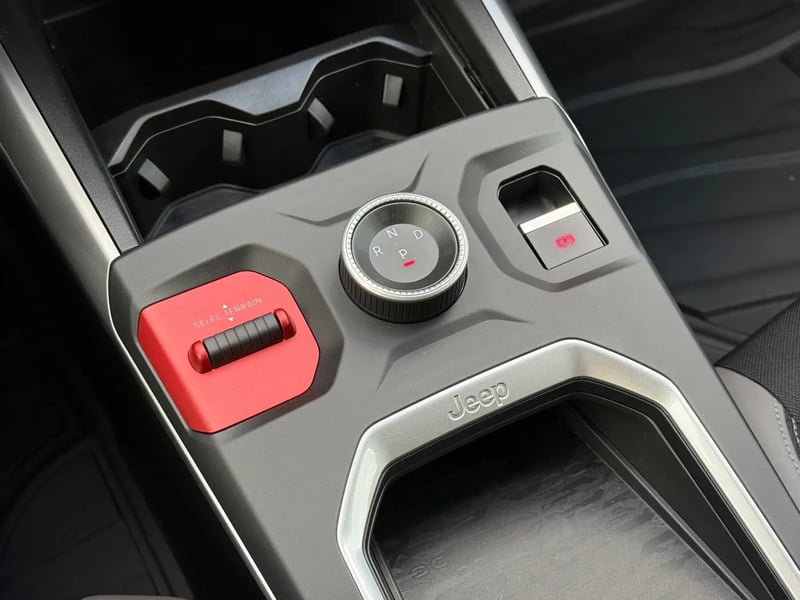 Photo de la voiture JEEP COMPASS 1.2 Turbo T3 145 ch BVR6 e-Hybrid Summit
