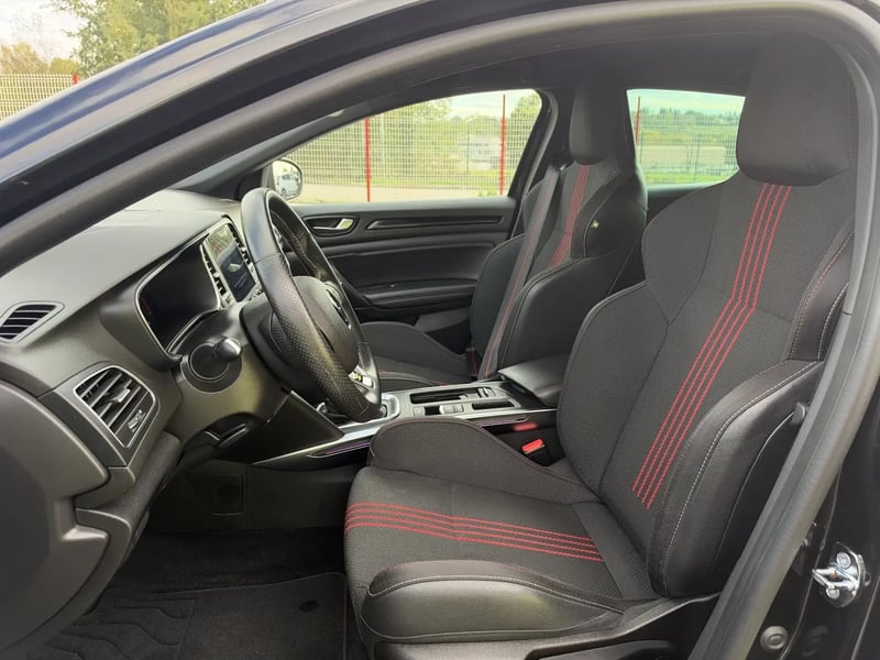 Photo de la voiture RENAULT MEGANE IV BERLINE Blue dCi 115 EDC - 20 R.S. Line