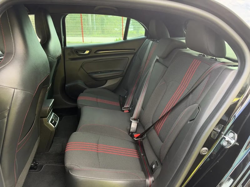 Photo de la voiture RENAULT MEGANE IV BERLINE Blue dCi 115 EDC - 20 R.S. Line