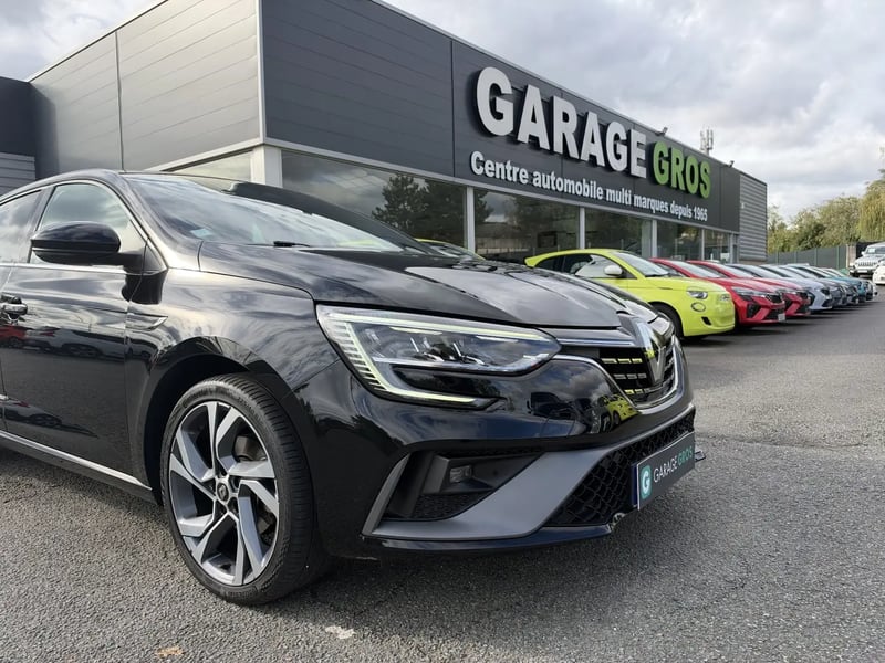 Photo de la voiture RENAULT MEGANE IV BERLINE Blue dCi 115 EDC - 20 R.S. Line
