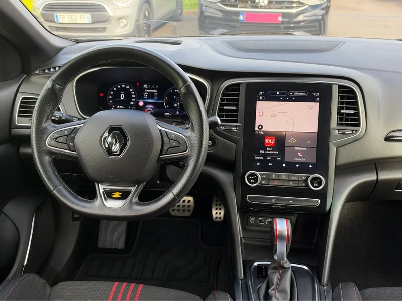 Photo de la voiture RENAULT MEGANE IV BERLINE Blue dCi 115 EDC - 20 R.S. Line