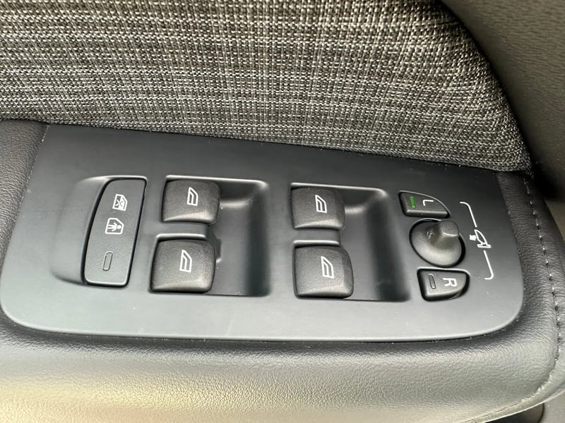 Photo de la voiture VOLVO XC60 T6 AWD Hybride rechargeable 253 ch+145 ch Geartronic 8 Plus Style Chrome