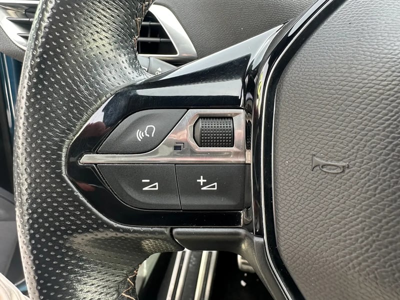 Photo de la voiture PEUGEOT 3008 Puretech 130ch S&S BVM6 GT