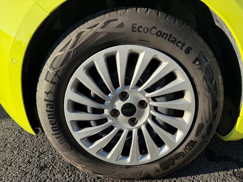 Photo de la voiture FIAT 500e BERLINE 500 e 95ch Pack Confort MY24 JAUNE